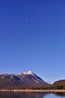 Tittel: "Høstmorgen"
Sted: Trollheimen, Gjevilvatnet med Okla i bakgrunnen og månen enda lenger i bak.
Tid: 17. september - en klar og solrik høstdag.