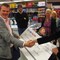 Kristian Hansen i Handikapforbundet stråler over gaven på 120.000 kroner fra Lilleborg.