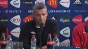 Skullerud bryr seg ikke om semifinale-motstander - Landslagssjef Tor Ole Skullerud bryr seg ikke om det blir spansk eller nederlandsk motstand i semifinalen i U21-EM. I morgen avgjøres lagets videre skjebne i gruppefinalen mot Italia.