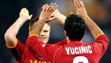 AS Roma-spiss Mirko Vucinic feirer sammen med lagkamerat John Arne Riise (Foto: ALBERTO PIZZOLI/AFP)