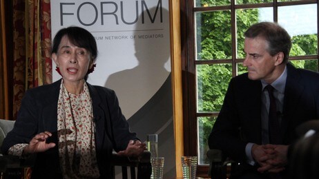 Aung San Suu Kyi og Jonas Gahr Støre på Oslo Forum (Foto: Laila Bakken/NRK) Aung San Suu Kyi og Jonas Gahr Støre på Oslo Forum (Foto: Laila Bakken/NRK)
