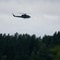 Et militærhelikopter bistår i leteaksjonen på Utøya.