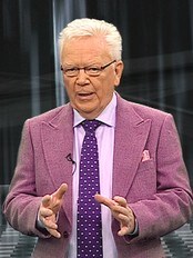Geir Helljesen i studio siste arbeidsdag (NRK) Geir Helljesen i studio siste arbeidsdag (NRK)