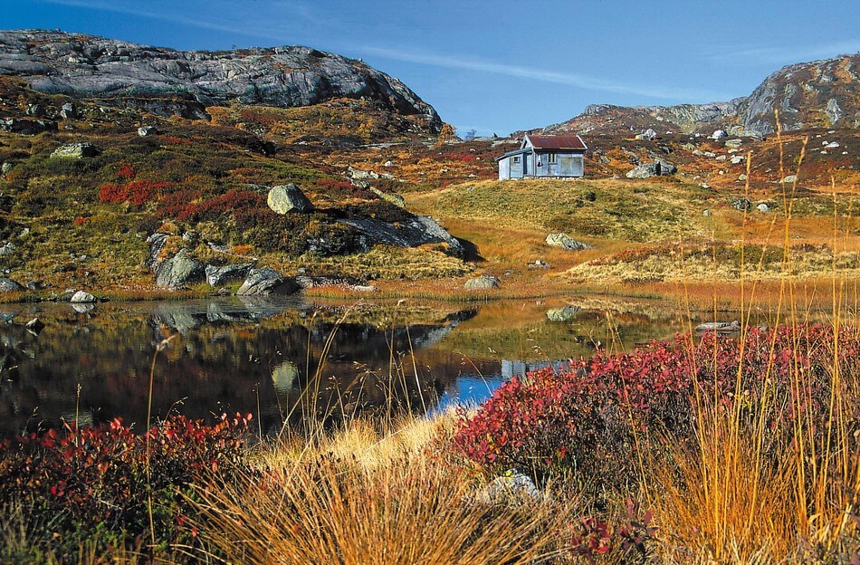 Grauthellerbu ligger fint til på en høyde like Grauthellervatnet og elven