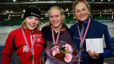 Hedvig Bjelkevik tok gull, Maren Haugli (t.v.) sølv og Anette Bjelkevik (t.h.) bronse på 1500 meter (Foto: Bendiksby, Terje/SCANPIX) Hedvig Bjelkevik tok gull, Maren Haugli (t.v.) sølv og Anette Bjelkevik (t.h.) bronse på 1500 meter (Foto: Bendiksby, Terje/SCANPIX)