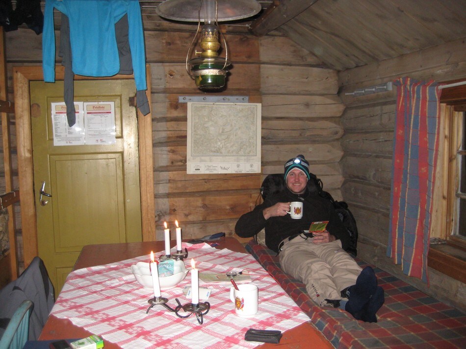 Sitter og slapper av med en kopp kaffe på Orkelsjøhytta. Okt.2010.