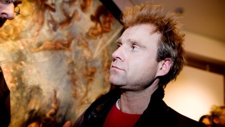 Kunstneren Vebjørn Sand foran et av sine malerier. (Foto: Lien, Kyrre/SCANPIX)