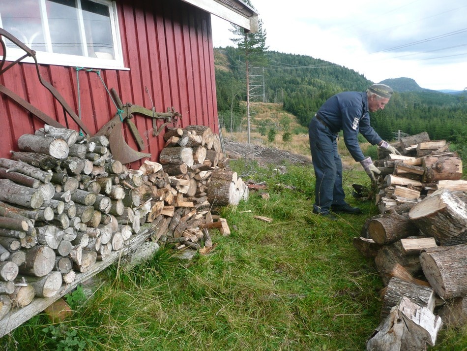 Kåre Johnsrud sjauer ved ved uthuset på Svarvestolen