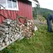 Kåre Johnsrud sjauer ved ved uthuset på Svarvestolen