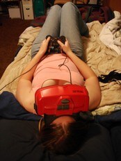 Jente spiller Virtual Boy (Foto: Kevin Simpson)
