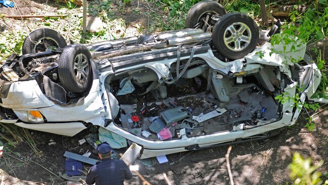 Bilen som kjørte utfor veien i Bronx (Foto: Louis Lanzano/Ap) Bilen som kjørte utfor veien i Bronx (Foto: Louis Lanzano/Ap)