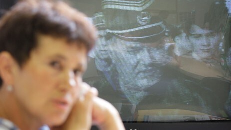 Bosnisk-muslimske Sabra Kolenovic fra Srebrenica ser på TV at Ratko Mladic har blitt arrestert (Foto: Amel Emric/Ap) Bosnisk-muslimske Sabra Kolenovic fra Srebrenica ser på TV at Ratko Mladic har blitt arrestert (Foto: Amel Emric/Ap)