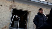 Et knust vindu ved gruven der eksplosjonen skjedde i Kina i dag