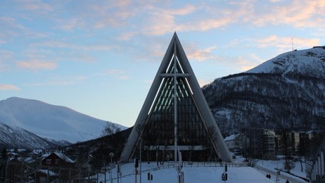 Ishavskatedralen med blikk tvers igjennom! (Foto: Nina Skurtveit/NRK) Ishavskatedralen med blikk tvers igjennom! (Foto: Nina Skurtveit/NRK)