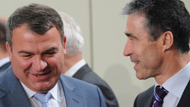 Russlands forsvarsminister Antoly Serdyukov sammen med NATOs Anders Fogh Rasmussen (Foto: JOHN THYS/Afp) Russlands forsvarsminister Antoly Serdyukov sammen med NATOs Anders Fogh Rasmussen (Foto: JOHN THYS/Afp)
