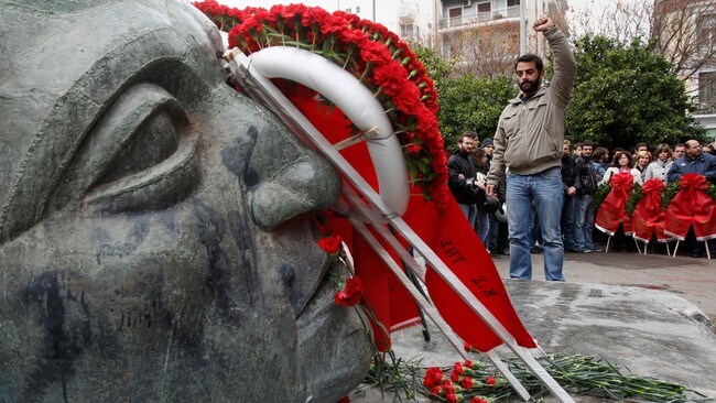 Minnemarkering i Aten, Hellas (Foto: JOHN KOLESIDIS/Reuters) Minnemarkering i Aten, Hellas (Foto: JOHN KOLESIDIS/Reuters)