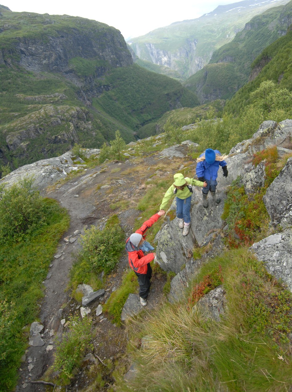 Ned Aurlandsdalen kan det være bratte partier som krever en ekstra hånd å holde i