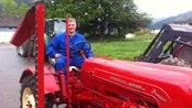Restaurerte gammal traktor frå 1958 - Peter Garlick har i lag med elevar ved Mo og Jølster vidaregåande skule restaurert ein gammal traktor av type Porsche Junior frå 1958. Dei har brukt over 300 timar og 15.000 kroner og no er den og ei slåmaskin klar til bruk. 