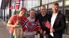 Tom Hugo med norske ESC-fans i Malmø (Foto: Hege Bakken Riise/NRK) Tom Hugo med norske ESC-fans i Malmø (Foto: Hege Bakken Riise/NRK)