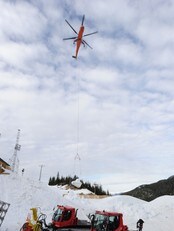 Helikopter som flyr inn snø til Cypress Mountain (Foto: Mark Ralston/Scanpix/AFP) Helikopter som flyr inn snø til Cypress Mountain (Foto: Mark Ralston/Scanpix/AFP)