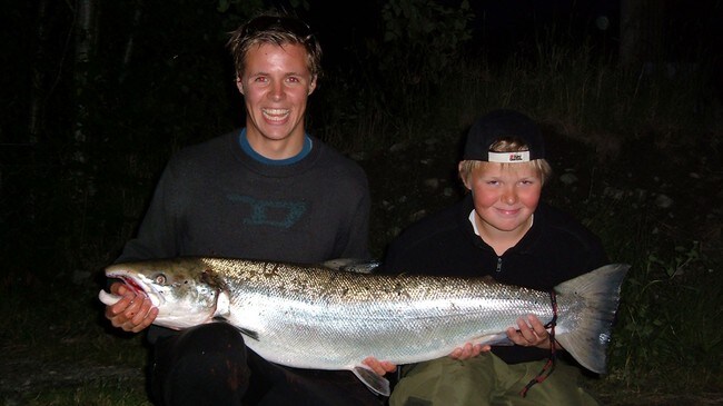 Bjørnar Larsen(t.h) og Tor Andre Helgevold fikk en laks på 13,5 kilo i Etneelva (Foto: Privat) Bjørnar Larsen(t.h) og Tor Andre Helgevold fikk en laks på 13,5 kilo i Etneelva (Foto: Privat)