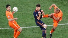 Nigel de Jong og Xabi Alonso (Foto: CARL DE SOUZA/Afp) Nigel de Jong og Xabi Alonso (Foto: CARL DE SOUZA/Afp)