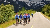 Hele Lofotveggen var arena da verdens eneste sykkelritt i midnattsol -  Lofoten Insomnia Race 
