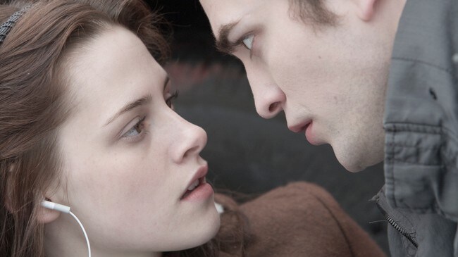 Kristen Stewart og Robert Pattinson i 'Twilight'. (Foto: Foto/Copyright: Nordisk Film Distribusjon AS/Photo Credit: Peter Sorel, SMPSP) Kristen Stewart og Robert Pattinson i 'Twilight'. (Foto: Foto/Copyright: Nordisk Film Distribusjon AS/Photo Credit: Peter Sorel, SMPSP)