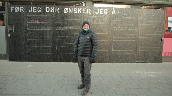 Jannik Abel ved veggen på Tøyen senter (Foto: Marita Høyland/NRK)