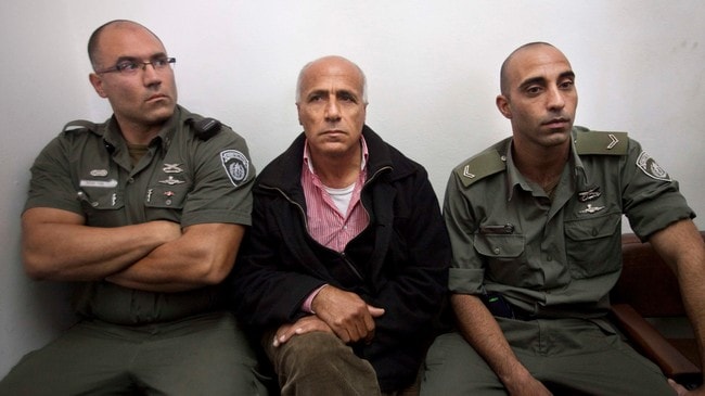 Mordechai Vanunu ( i midten) blir passa på av to fangevaktarar før rettshøyringa i Jerusalem. (Foto: Dan Balilty/Scanpix/AP) Mordechai Vanunu ( i midten) blir passa på av to fangevaktarar før rettshøyringa i Jerusalem. (Foto: Dan Balilty/Scanpix/AP)
