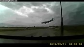 Flystyrt i Bagram, Afghanistan - Et fraktfly med flere personer om bord styret rett foran øynene på en bilist i Bagram, Afghanistan.