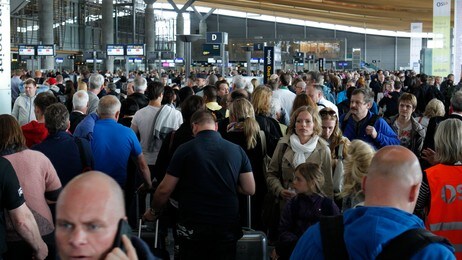 Køen foran sikkerhetskontrollen på Gardermoen (Foto: Aas, Erlend/NTB scanpix) Køen foran sikkerhetskontrollen på Gardermoen (Foto: Aas, Erlend/NTB scanpix)