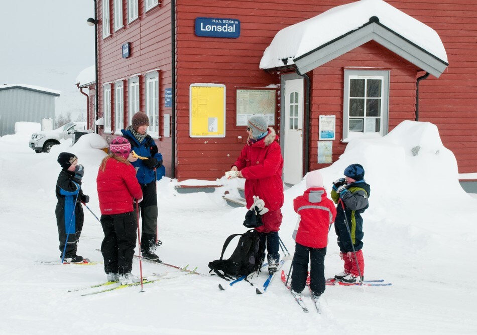 Fra Lønsdal stasjon er det kort veg bort til Lønsstua (ca 10 minutters gange).