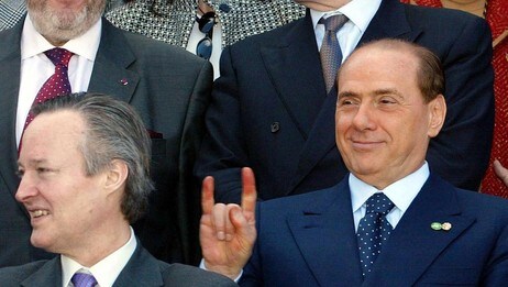 Silvio Berlusconi 'tøyser' bak Spanias utenriksminister Josep Pique
