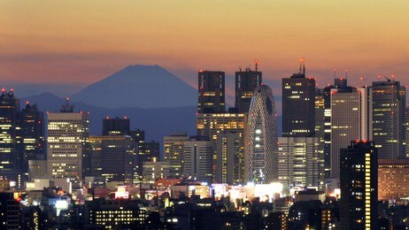 Skyskraper-horisonten i Tokyo. Japans høyeste fjell Fiji kan sees i bakgrunnen. (Foto: KAZUHIRO NOGI/AFP)