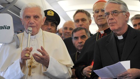 Pave Benedict med Vatikanets talsmann Federico Lombardi (Foto: Alberto Pizzoli/Afp) Pave Benedict med Vatikanets talsmann Federico Lombardi (Foto: Alberto Pizzoli/Afp)