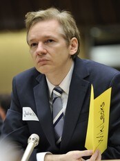 Julian Assange i et møte om USAs menneskerettigher (Foto: FABRICE COFFRINI/Afp) Julian Assange i et møte om USAs menneskerettigher (Foto: FABRICE COFFRINI/Afp)