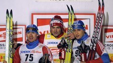 Norway's Peter Northug på pallen sammen med Maxim Vylegzjanin (t.v.) og Alexander Legkov. (Foto: OLIVIER MORIN/Scanpix/AFP)