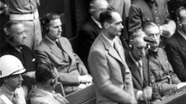 Rudolf Hess i tiltaleboksen (Scanpix/AP)