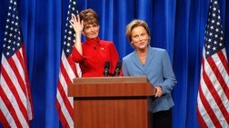 Tina Fey og Amy Poehler som Sarah Palin og Hillary Clinton (Foto: Dana Edelson/AP) Tina Fey og Amy Poehler som Sarah Palin og Hillary Clinton (Foto: Dana Edelson/AP)