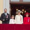 Kongefamilien på slottsbalkongen.