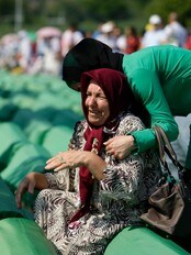 Minnemarkering i Srebrenica (Foto: MARKO DJURICA/Reuters) Minnemarkering i Srebrenica (Foto: MARKO DJURICA/Reuters)