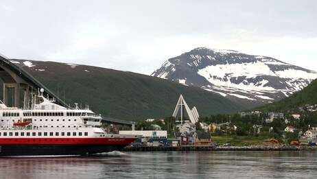 Hurtigruta på tur inn Tromsø (Foto: Robert Greiner/NRK) Hurtigruta på tur inn Tromsø (Foto: Robert Greiner/NRK)