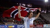 Andreas Thorkildsen feirer EM-bragden med det norske flagget.