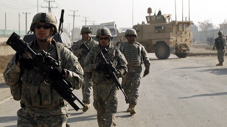 Amerikanske soldater på patrulje etter et selvmordangrep i Kabul i Afghanistan i midten av november (Foto: Omar Sobhani/Scanpix/Reuters) Amerikanske soldater på patrulje etter et selvmordangrep i Kabul i Afghanistan i midten av november (Foto: Omar Sobhani/Scanpix/Reuters)