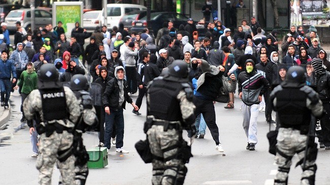 Kraftige samanstøytar i Skopje. (Foto: ROBERT ATANASOVSKI/Afp) Kraftige samanstøytar i Skopje. (Foto: ROBERT ATANASOVSKI/Afp)
