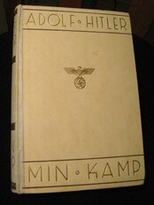 Adolf Hitlers Mein Kampf. (Foto: Wikimedia Commons) Adolf Hitlers Mein Kampf. (Foto: Wikimedia Commons)