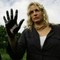 Skuespilleren Daryl Hannah viser handa si som er tilgriset av olje i Ecuadors oljeregion i Amazonas. Ved siden av henne står Cofan Hermegildo Criollo.