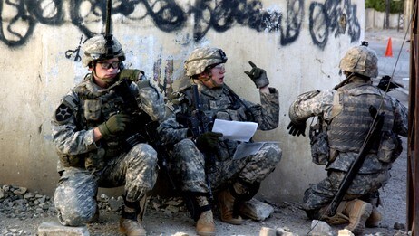 Amerikanske okkupasjonsstyrker på patrulke i Bagdad. (Foto: STAFF SGT. BENNIE CORBETT/AP) Amerikanske okkupasjonsstyrker på patrulke i Bagdad. (Foto: STAFF SGT. BENNIE CORBETT/AP)