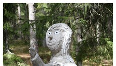 Trollene lusker i skogen.